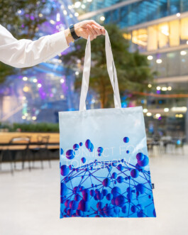 Goodie Bag mit Aufdruck des Key Visuals für Amprion Procurement Insights Event, Key Visual von Hannah Pohlmann Brand Design